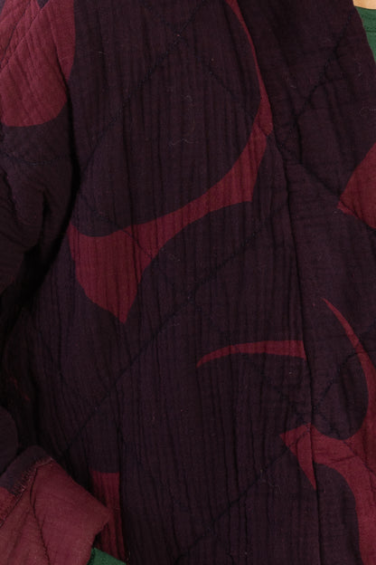 Fin quiltet kimonoinspireret jakke med mønster i mørk vinrød og mørk kirsebærrød til kvinder