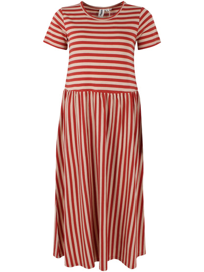 Sød kjole med striber i brændt rød og sandfarve til kvinder