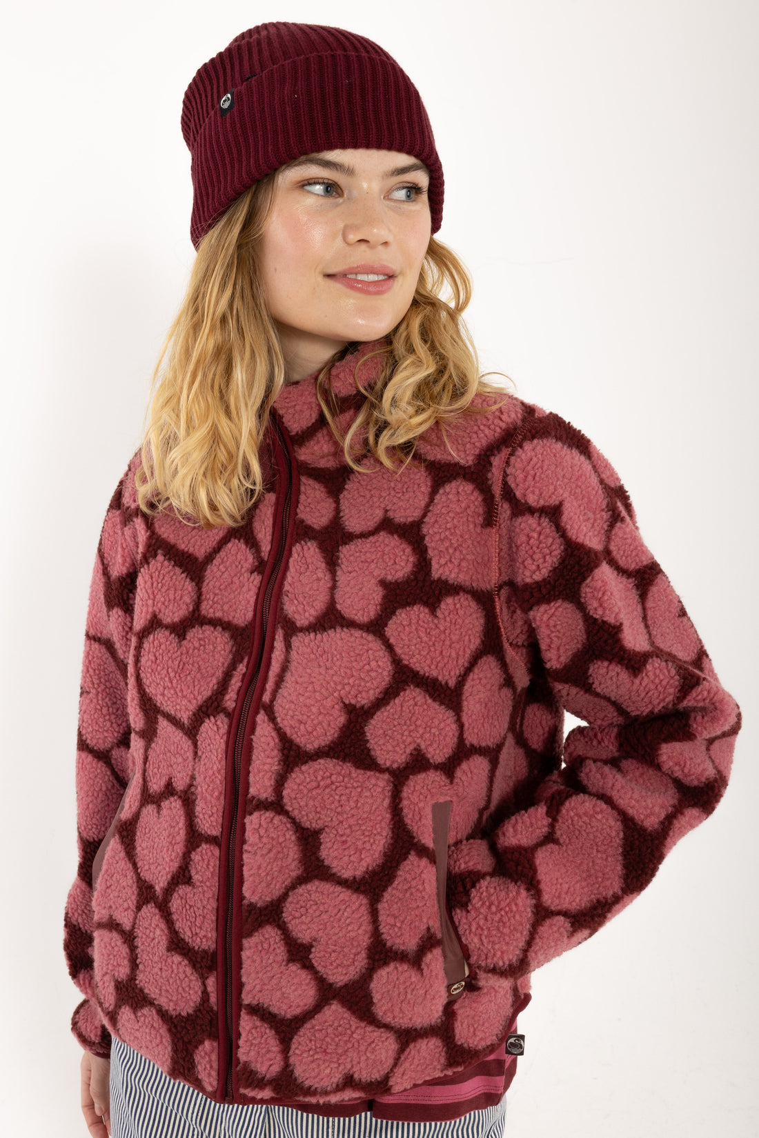Lækker kirsebærrød fleecejakke med mønster af hjerter til kvinder