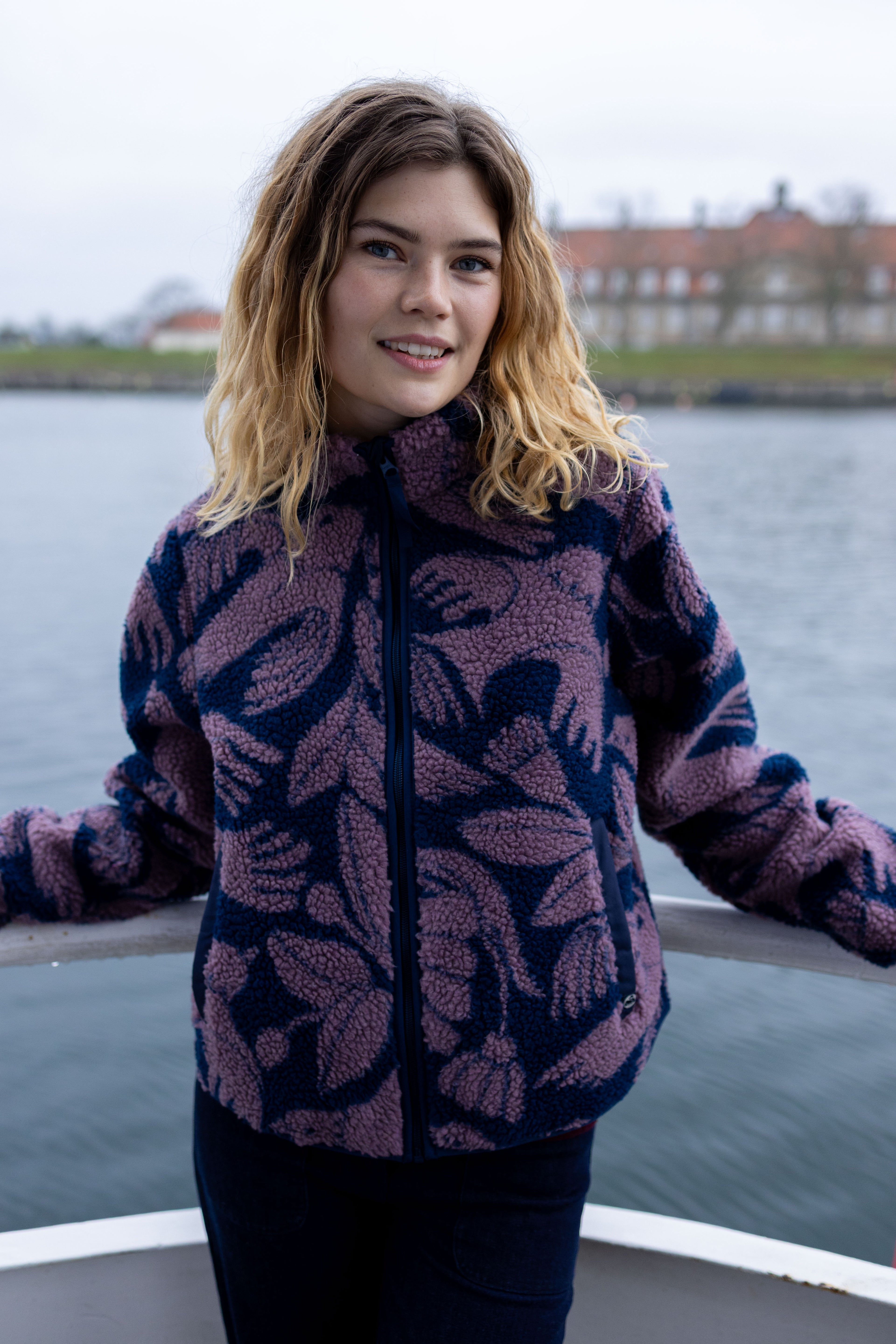 Lækker navyblå fleecejakke med mønster af fugle til kvinder