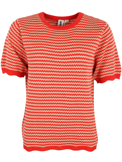 Fin kortærmet sweater i perlestrik med bølgede striber i rød og varm sandfarve