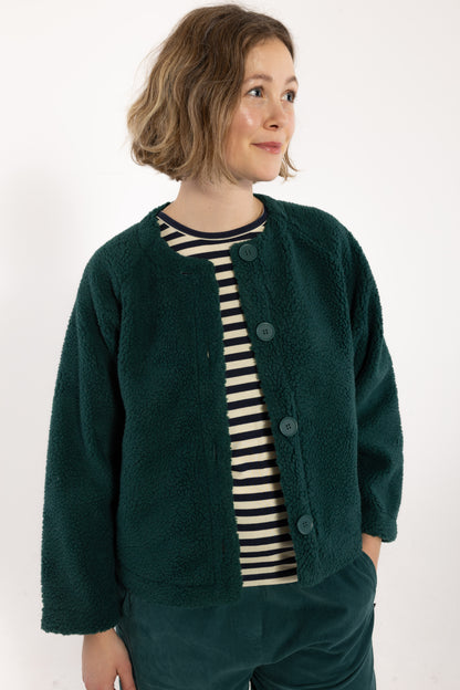 Elegant fuzzy fleecejakke i mørkegrøn med rund hals og knapper til kvinder