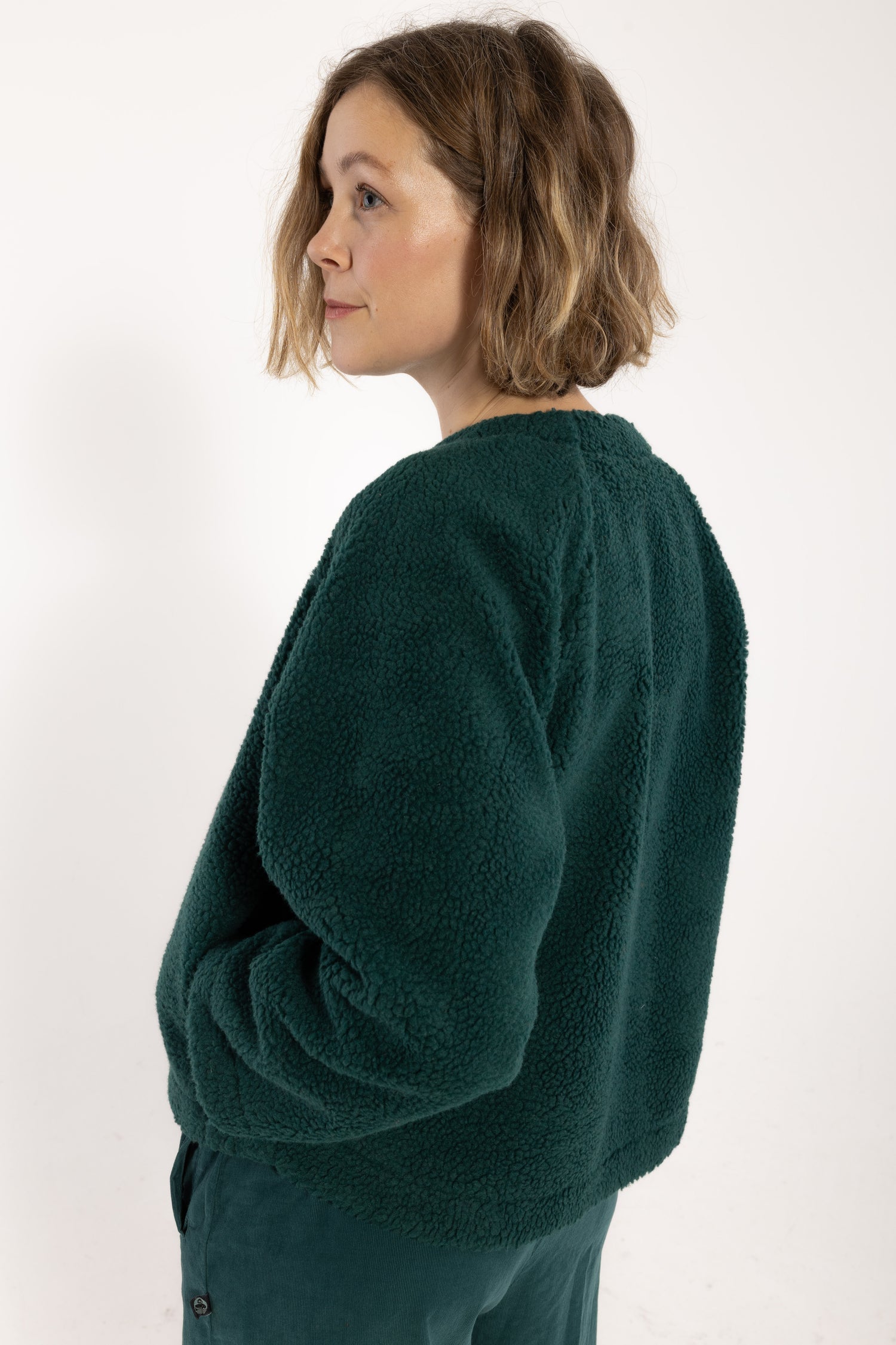 Elegant fuzzy fleecejakke i mørkegrøn med rund hals og knapper til kvinder