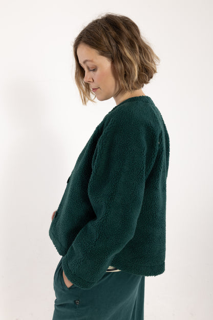 Elegant fuzzy fleecejakke i mørkegrøn med rund hals og knapper til kvinder