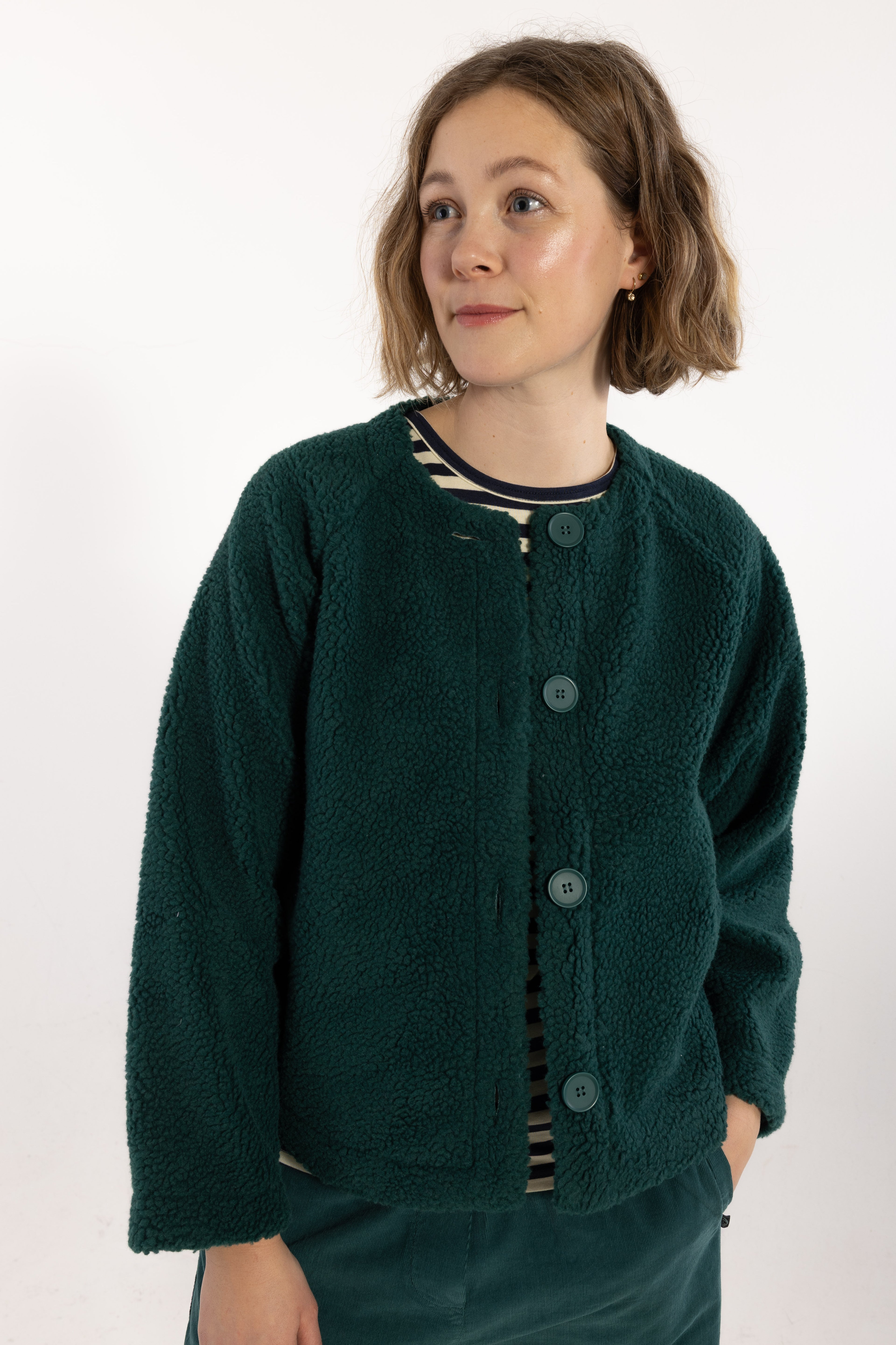 Elegant fuzzy fleecejakke i mørkegrøn med rund hals og knapper til kvinder