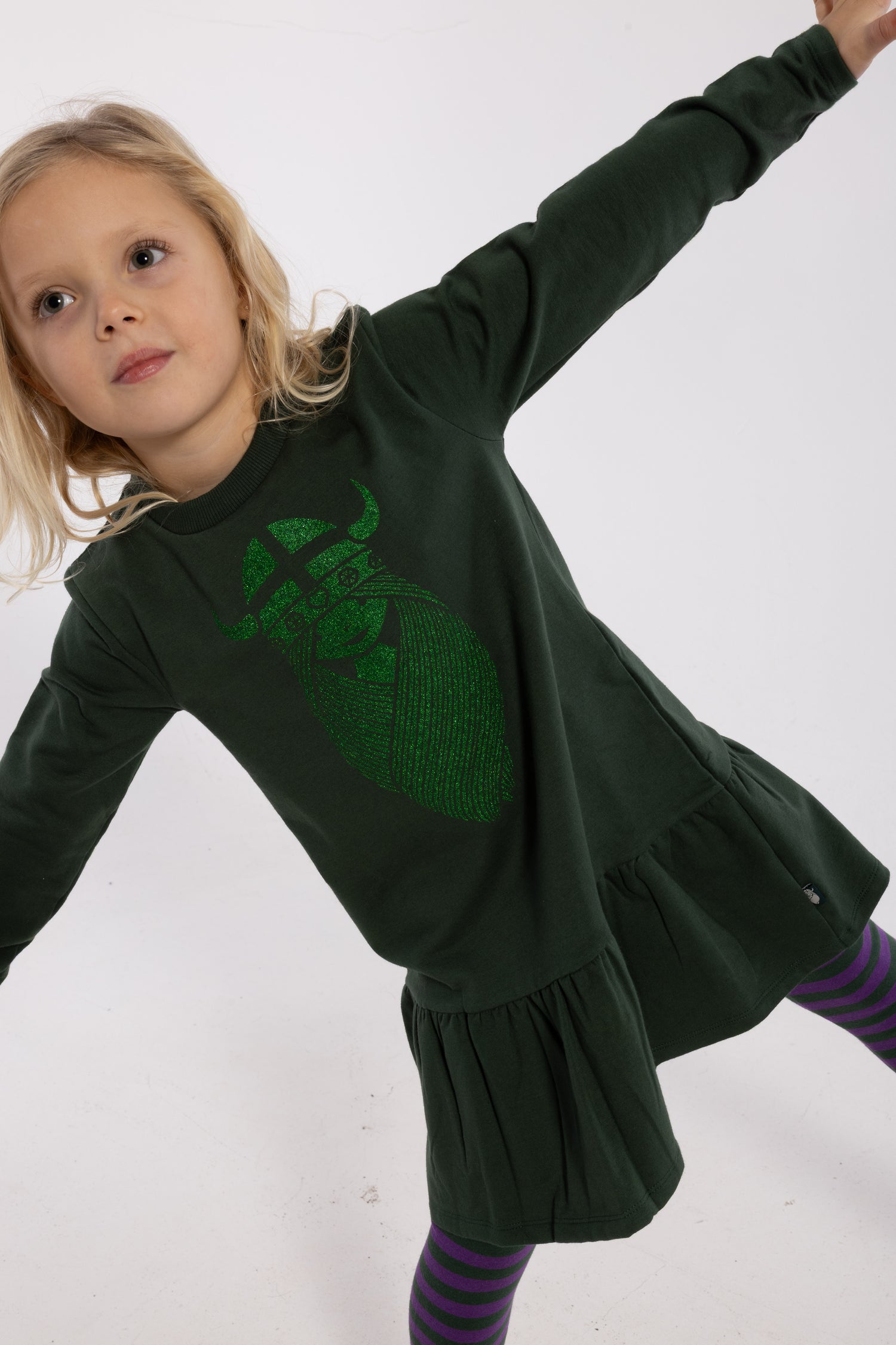 Fin grøn kjole med glitterprint af vikingen Freja til børn