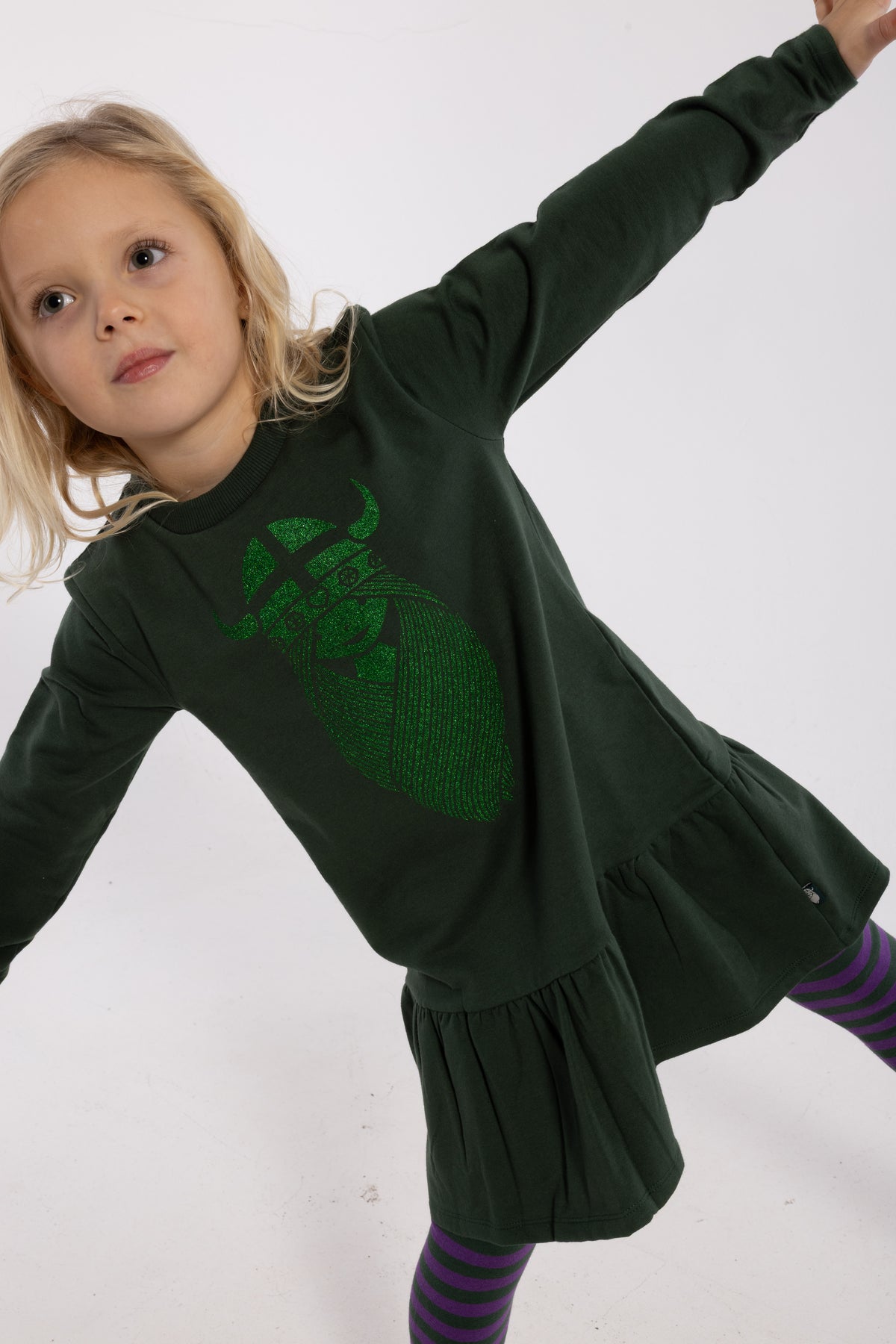 Fin grøn kjole med glitterprint af vikingen Freja til børn