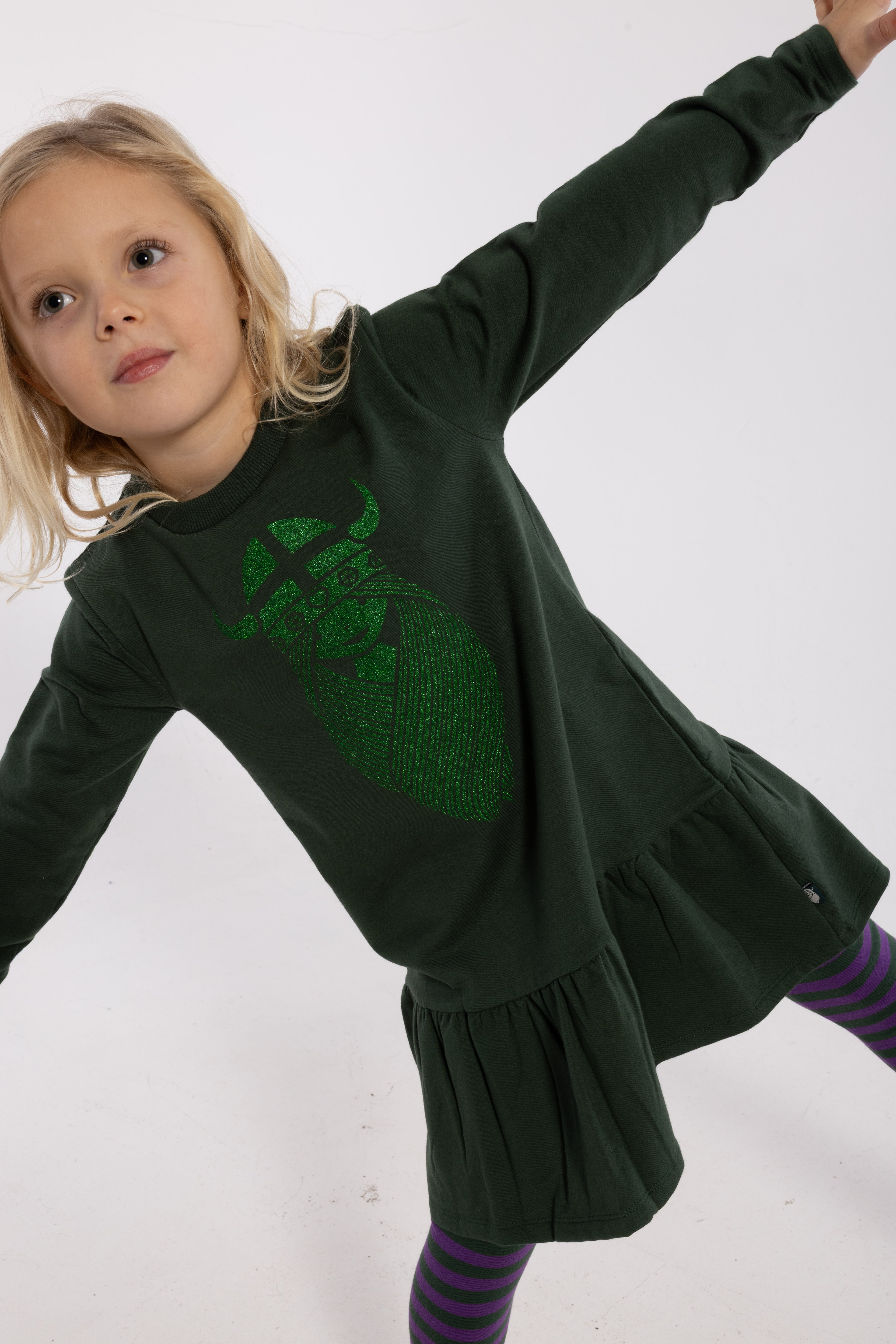 Fin grøn kjole med glitterprint af vikingen Freja til børn