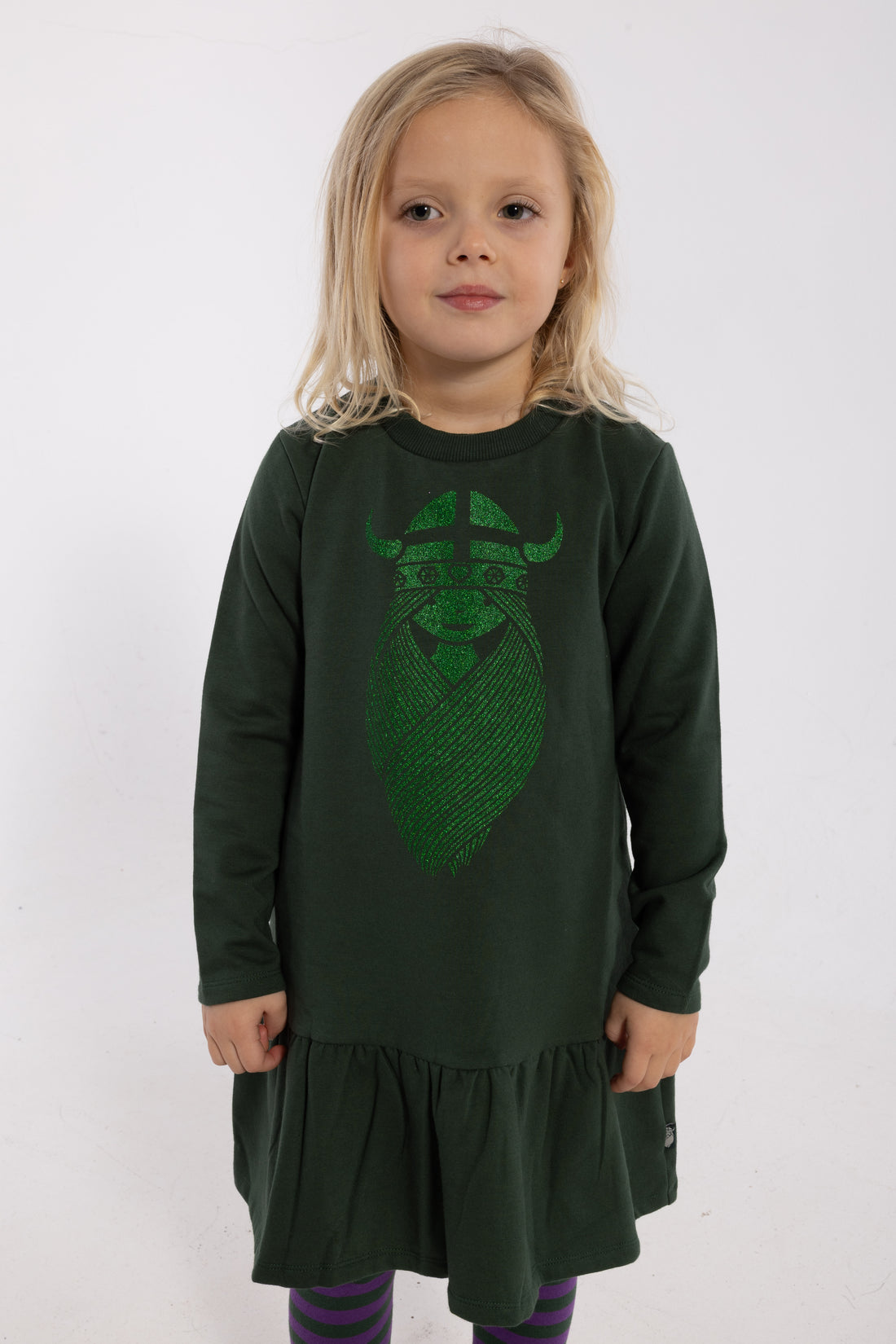 Fin grøn kjole med glitterprint af vikingen Freja til børn