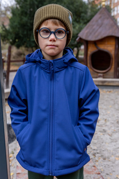 Lækker vandtæt softshelljakke i mørkeblå med refleksprint af vikingen Erik til børn