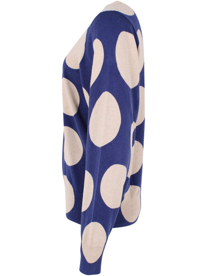 Lækker sweater i mørkeblå med store prikker i lys beige til kvinder