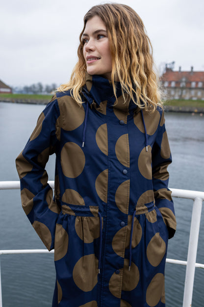 Stilfuld og praktisk regnfrakke i navyblå med olivengrønne prikker til kvinder