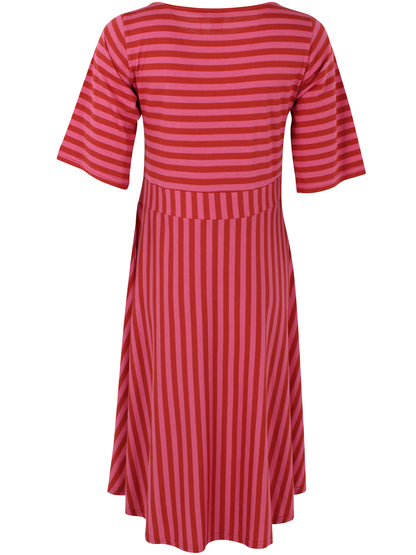Sød kjole med striber i pink og brændt rød til kvinder