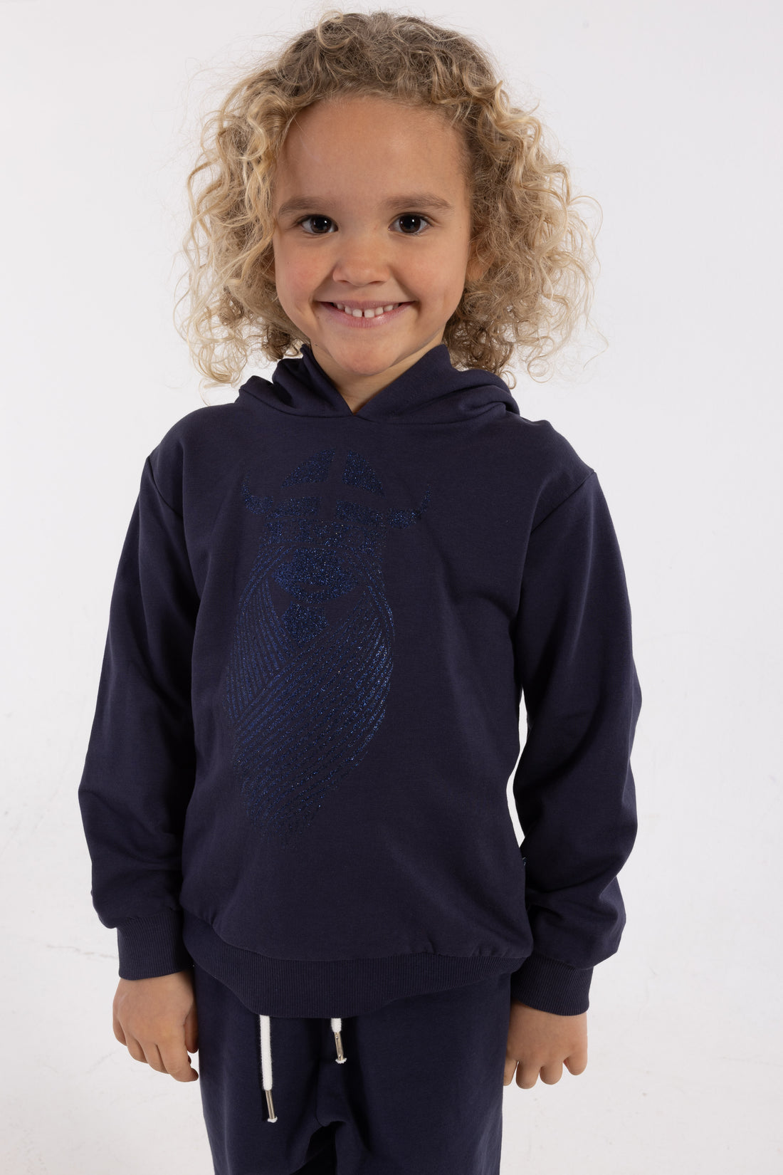 Navyblå hættetrøje til børn med glitterprint af vikingen Freja