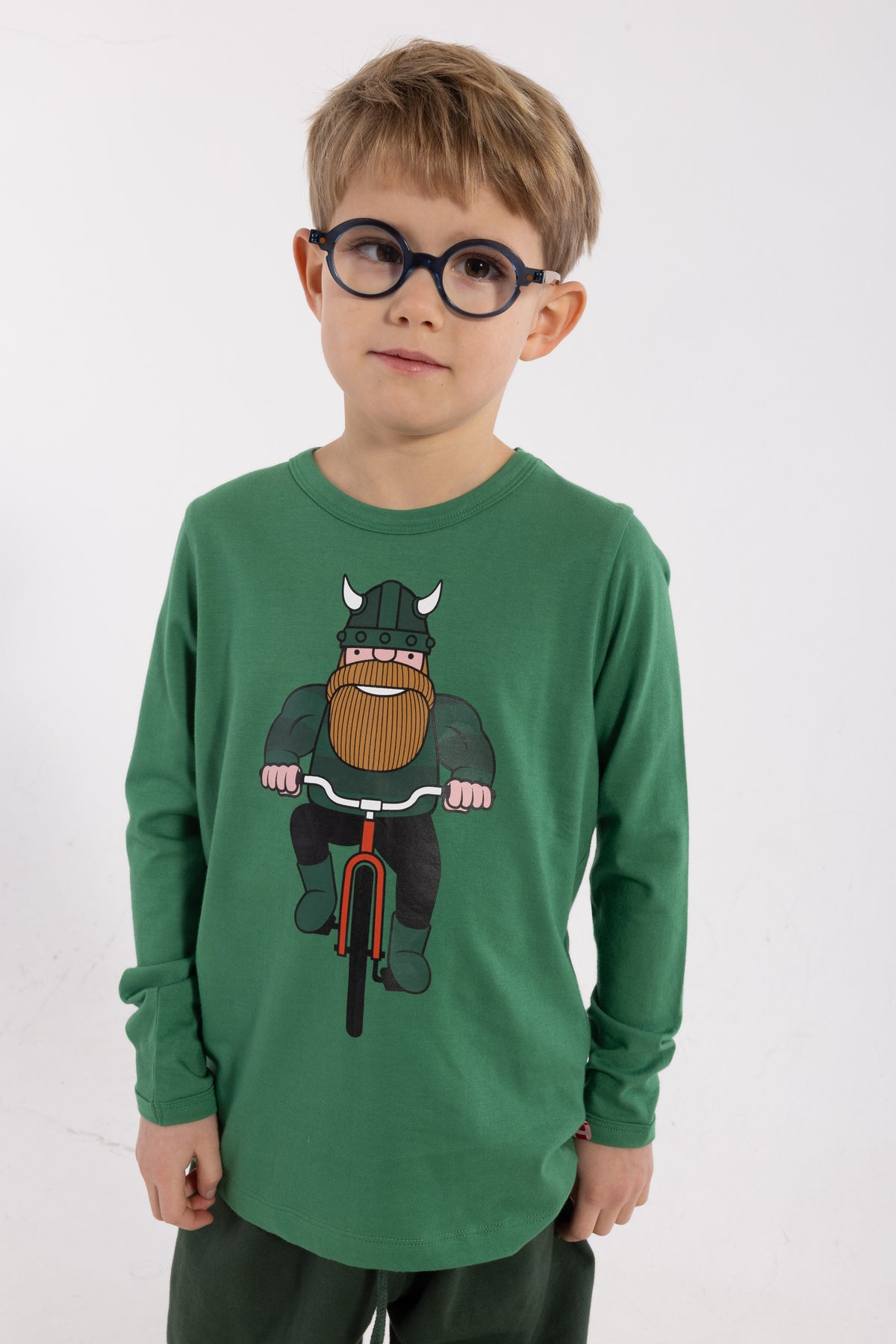 Langærmet grøn bluse til børn i bomuld med print af viking på cykel