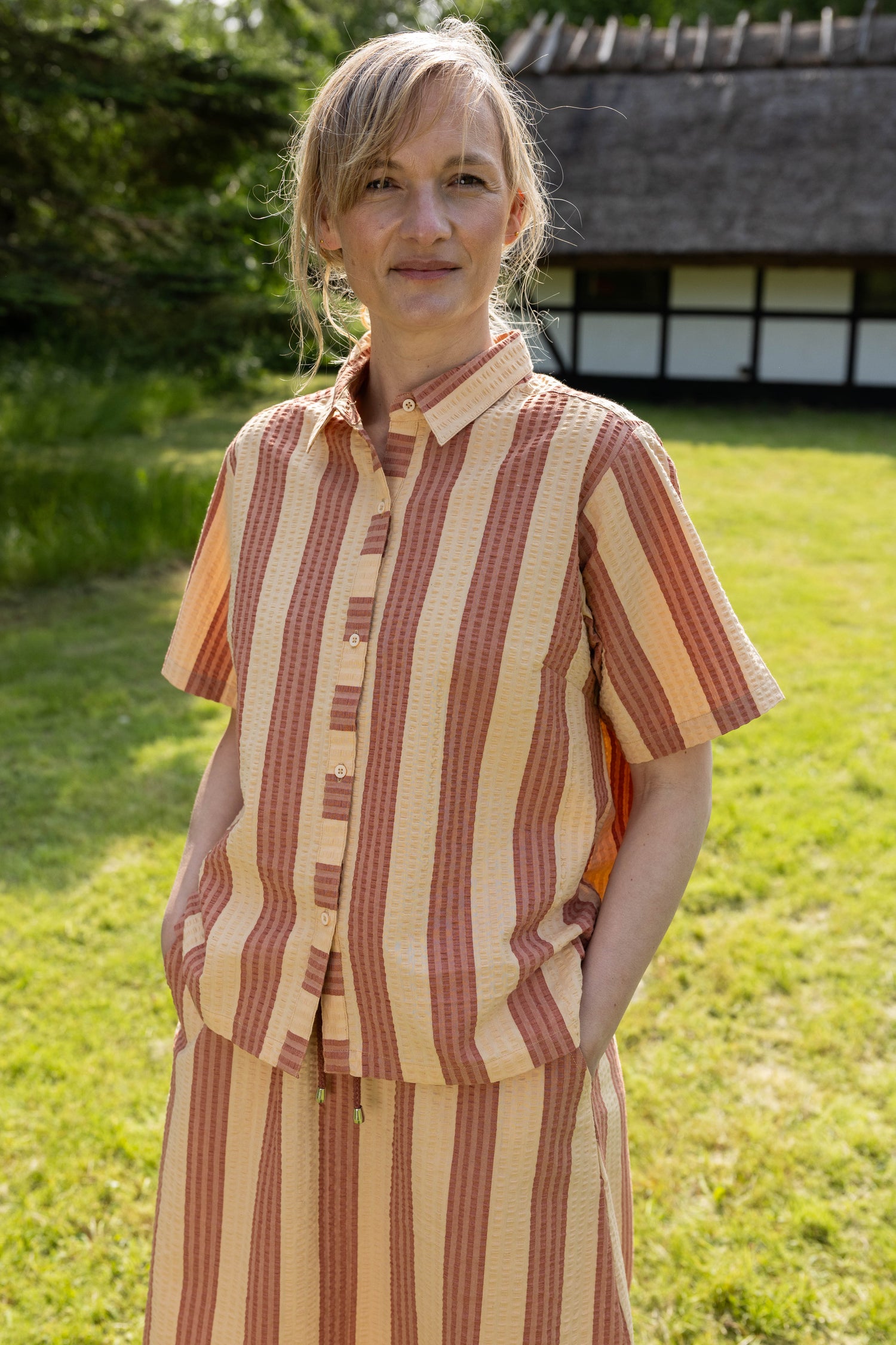 Fin kortærmet bæk og bølge skjorte med striber til kvinder