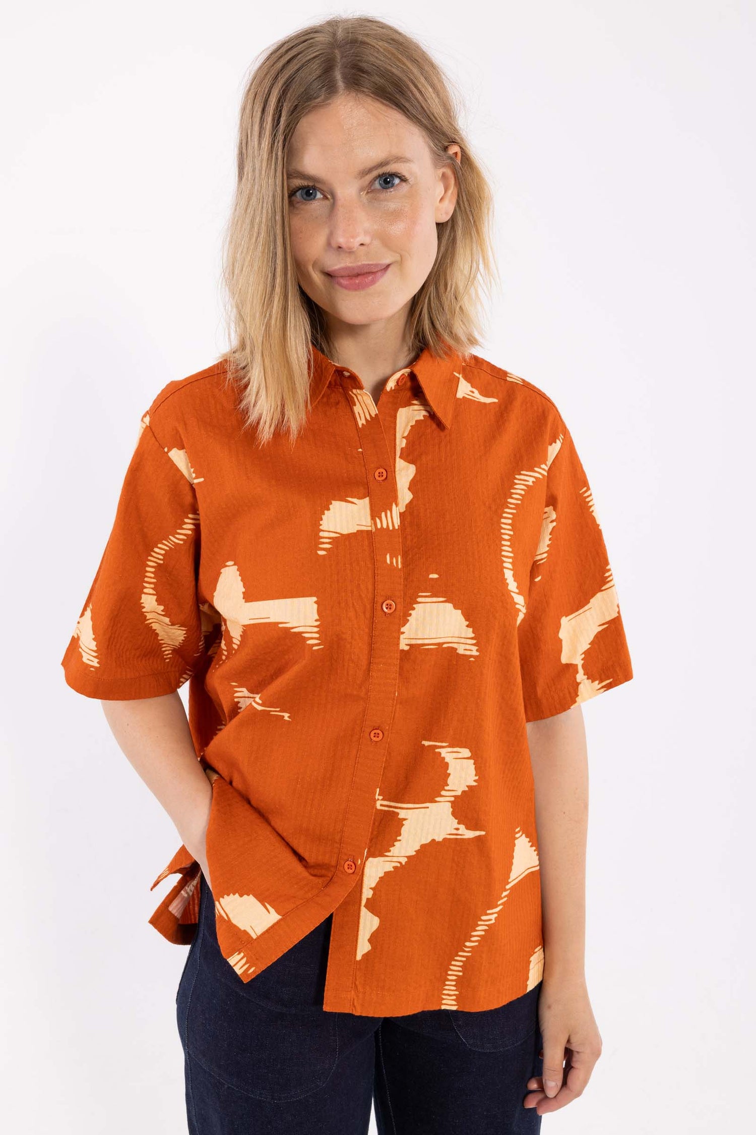 Fin kortærmet bæk og bølge skjorte med sødt mønster til kvinder