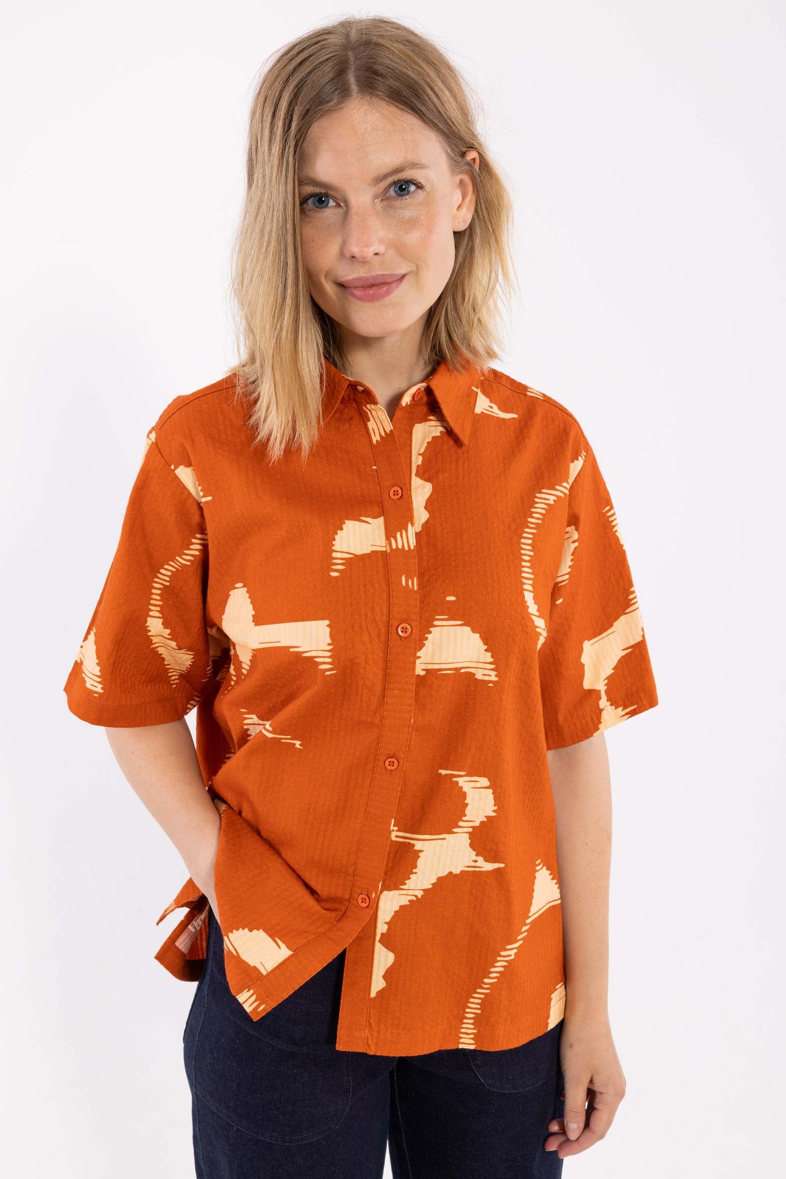 Fin kortærmet bæk og bølge skjorte med sødt mønster til kvinder