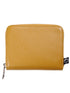 Okkergul læderpung med lynlås.