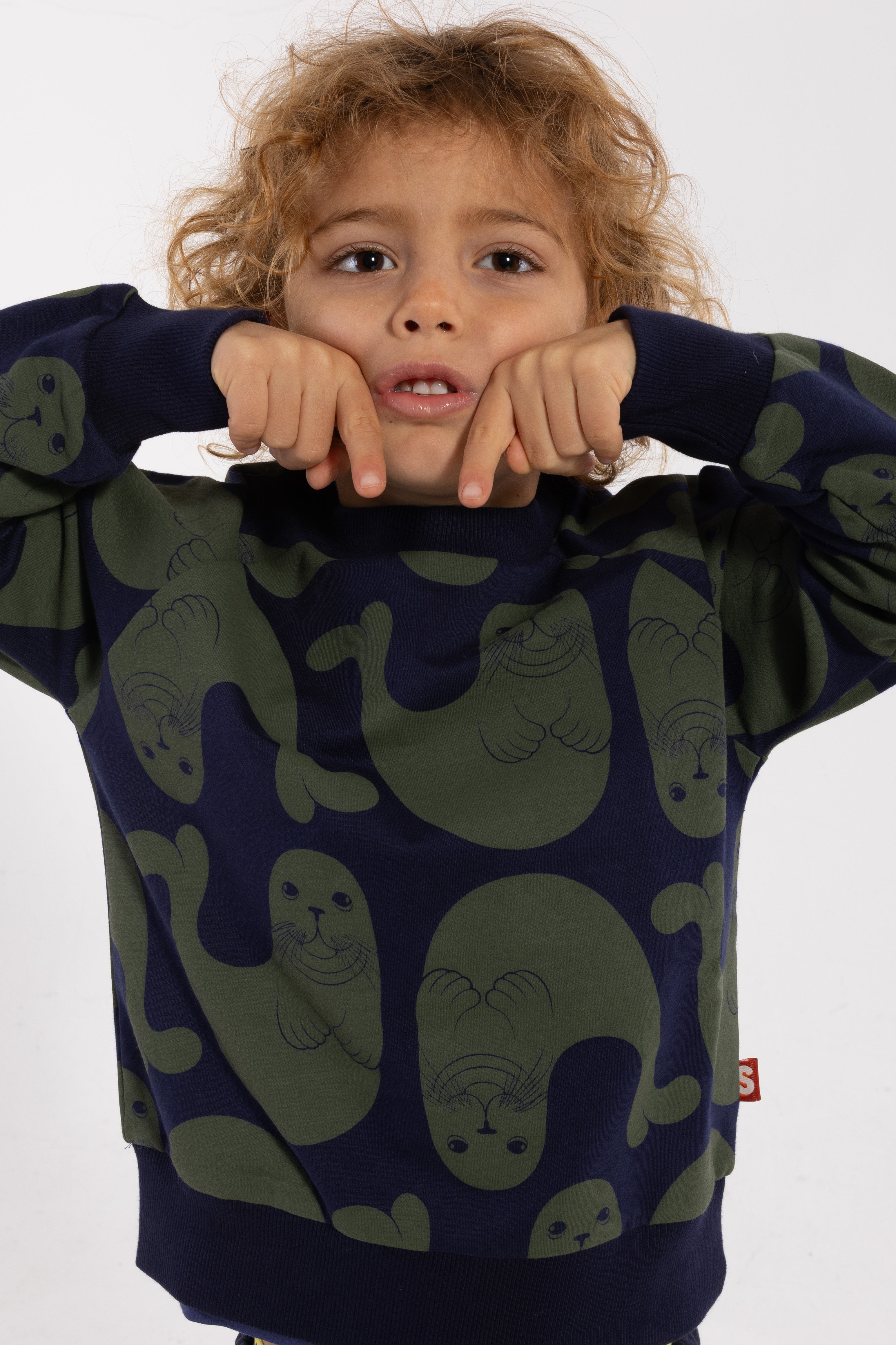 Skøn navyblå sweatshirt til børn med print af sæler