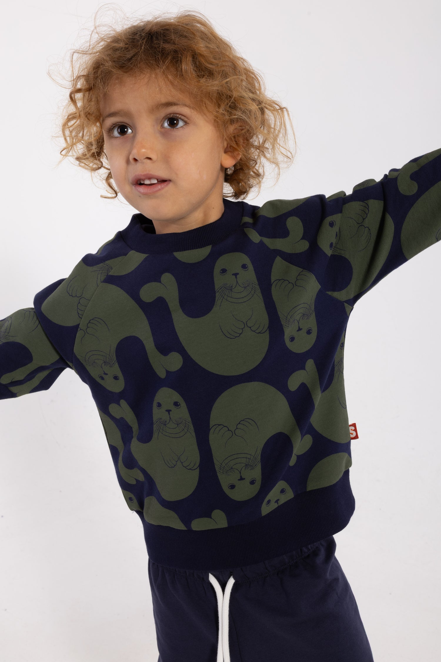 Skøn navyblå sweatshirt til børn med print af sæler