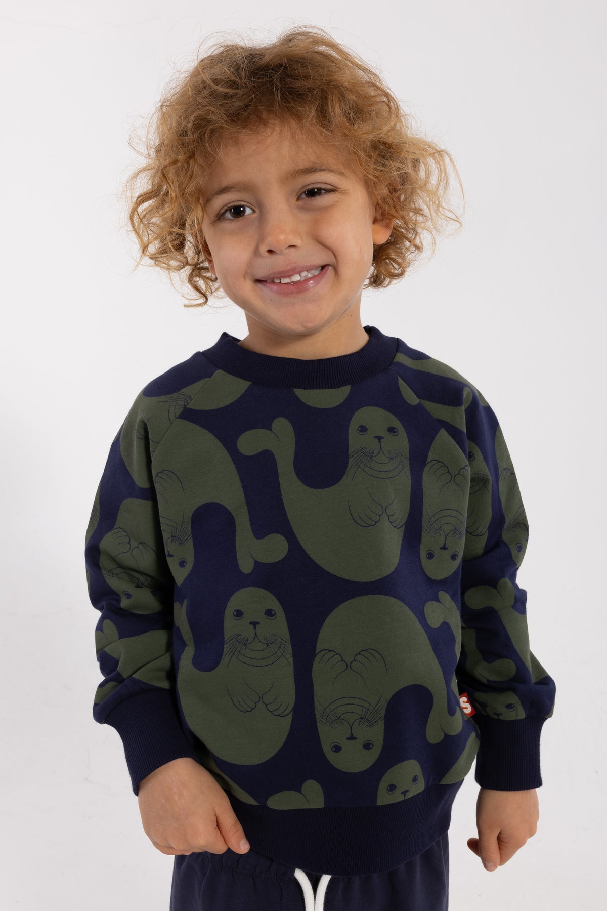 Skøn navyblå sweatshirt til børn med print af sæler