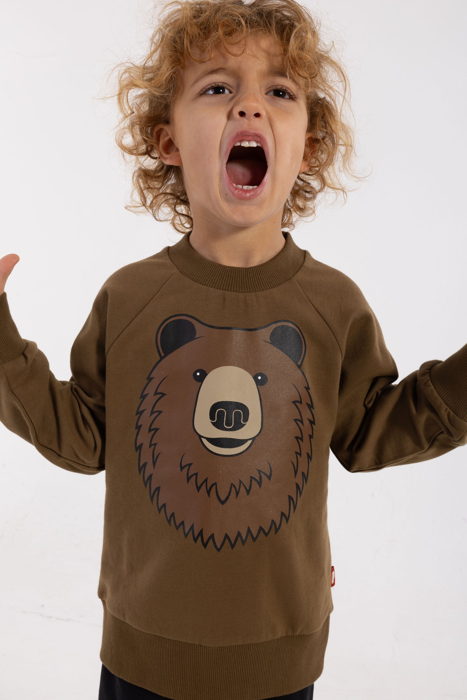 Skøn olivengrøn sweatshirt til børn med print af brun bjørn