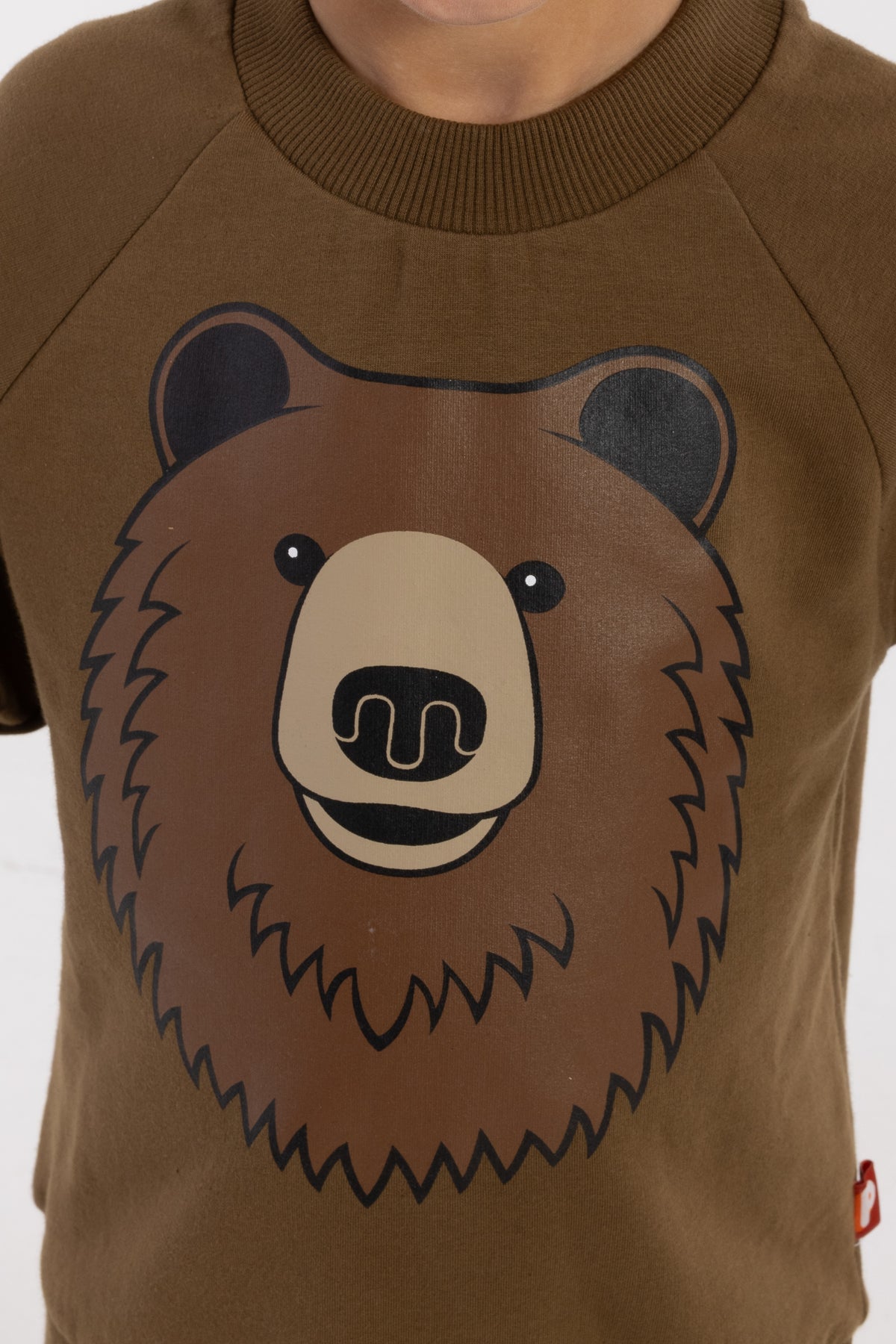 Skøn olivengrøn sweatshirt til børn med print af brun bjørn