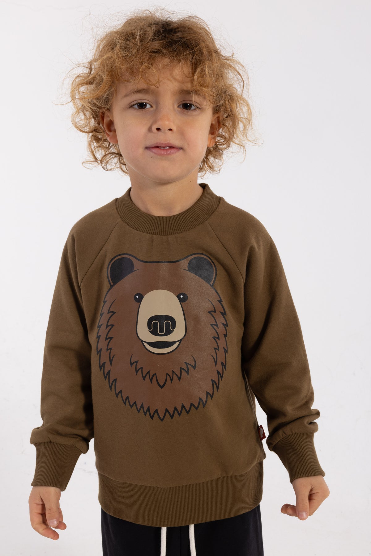 Skøn olivengrøn sweatshirt til børn med print af brun bjørn