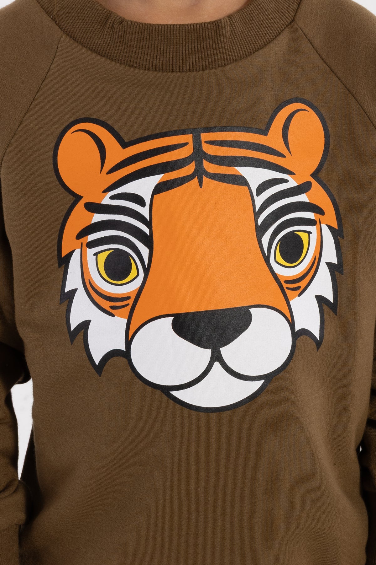 Skøn olivengrøn sweatshirt til børn med print af tiger