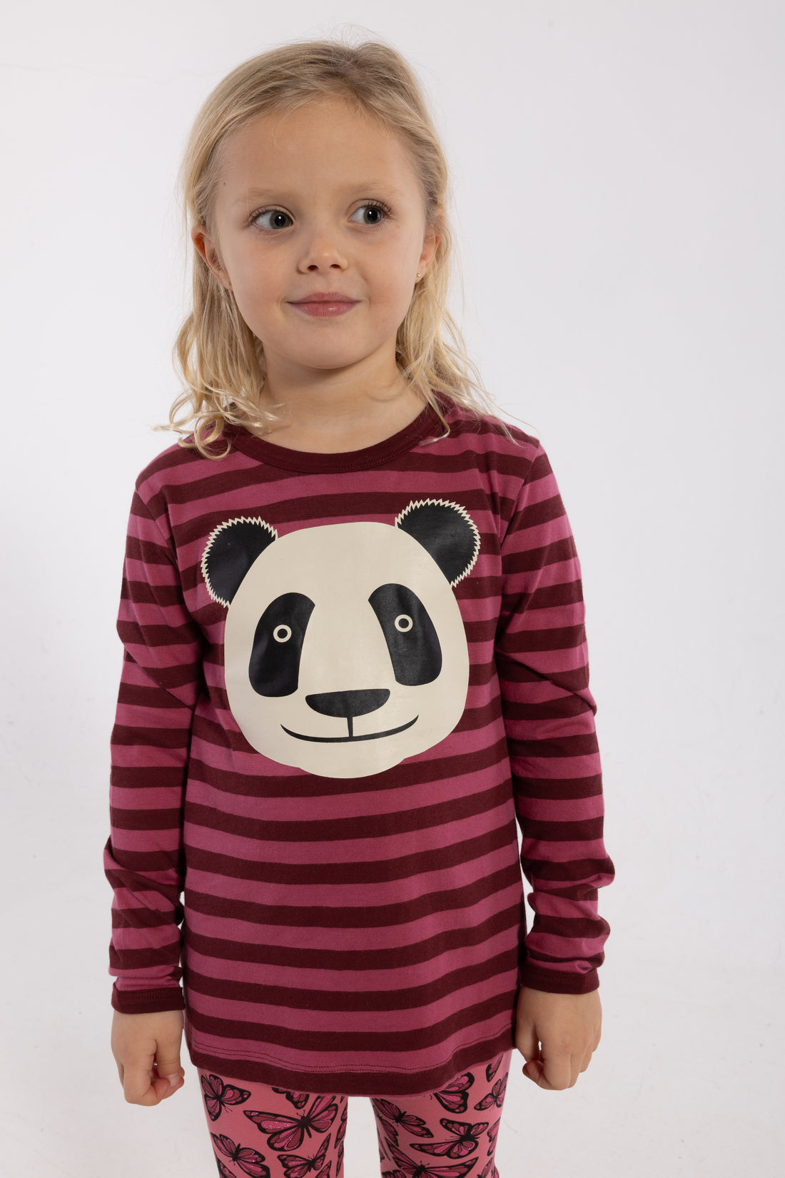 Sød langærmet bluse med kirsebærrøde og bærlyserøde striber og med print af panda til børn fra Dyr Cph