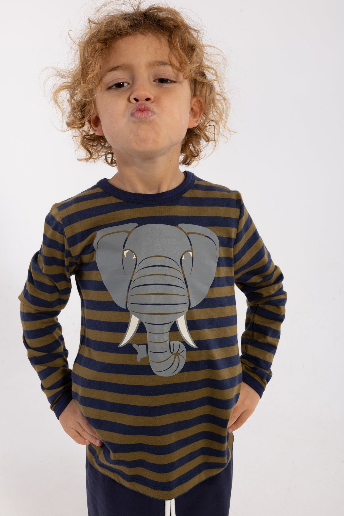 Sød langærmet bluse med olivengrønne og navyblå striber og print af elefant til børn fra Dyr Cph