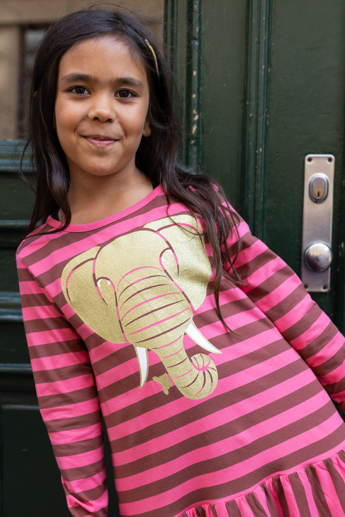 Sød stribet kjole til børn med print i glitter af elefant