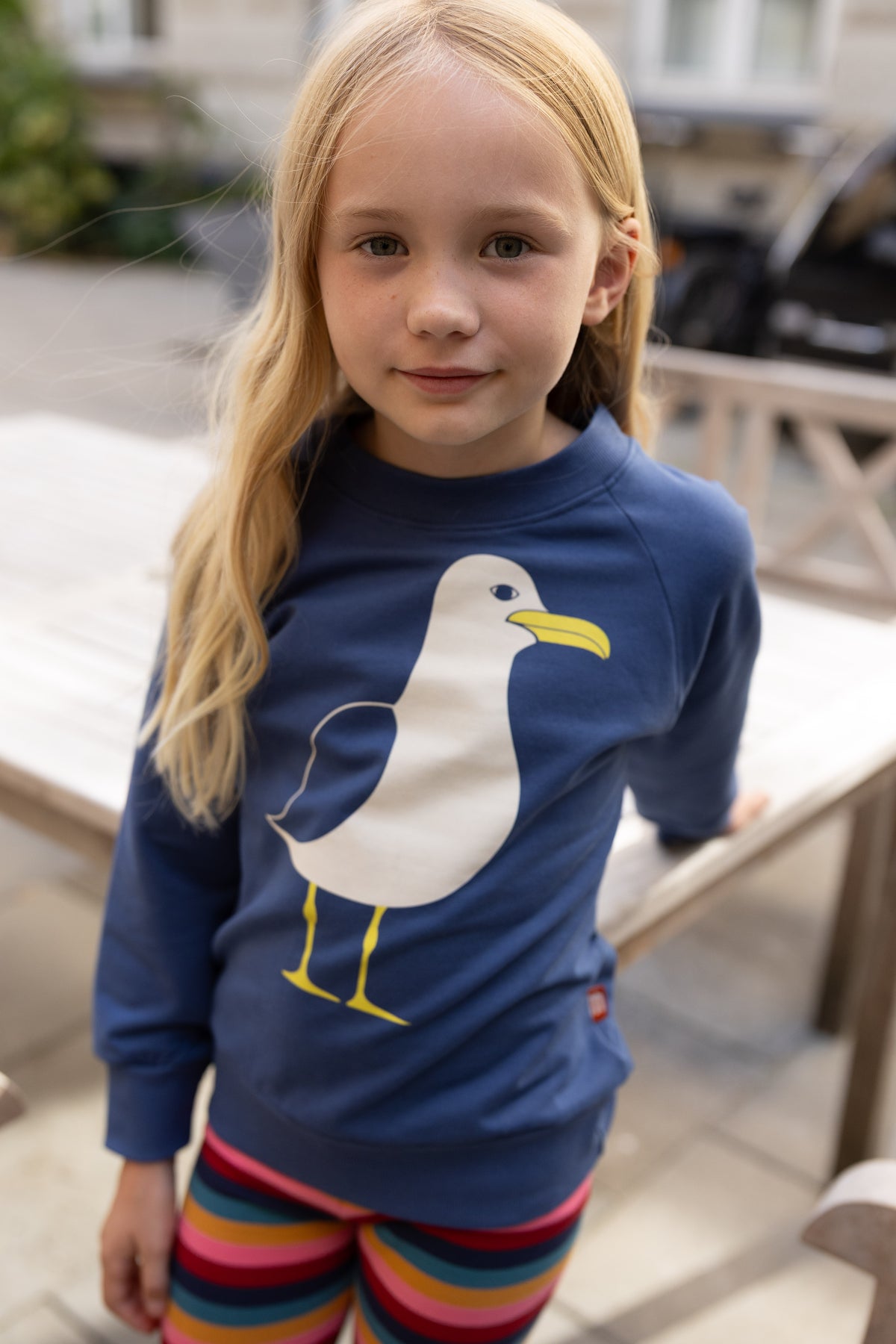 Skøn blå sweatshirt til børn med print af måge