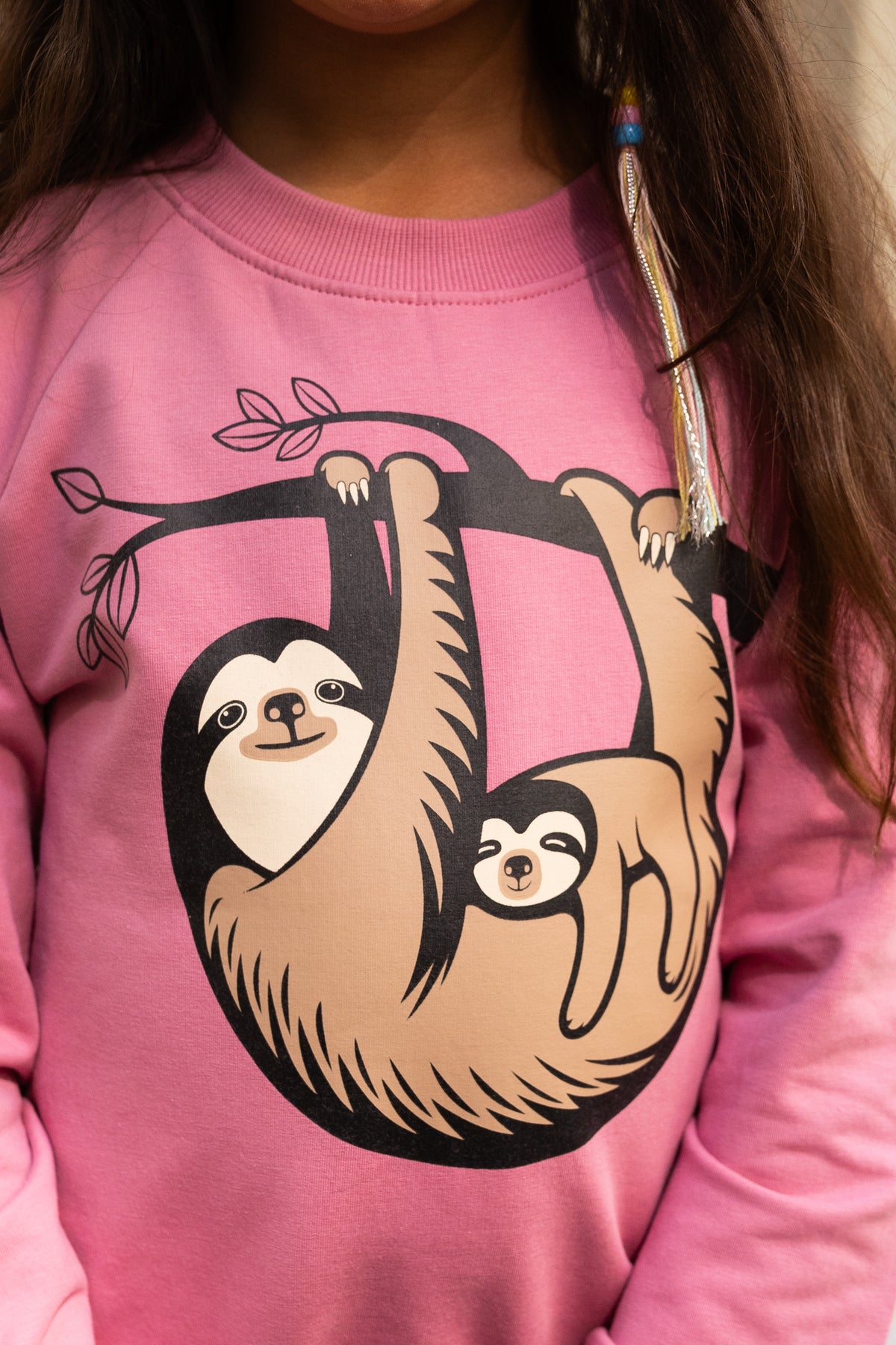 Skøn lyserød sweatshirt til børn med print af dovendyrmor og unge
