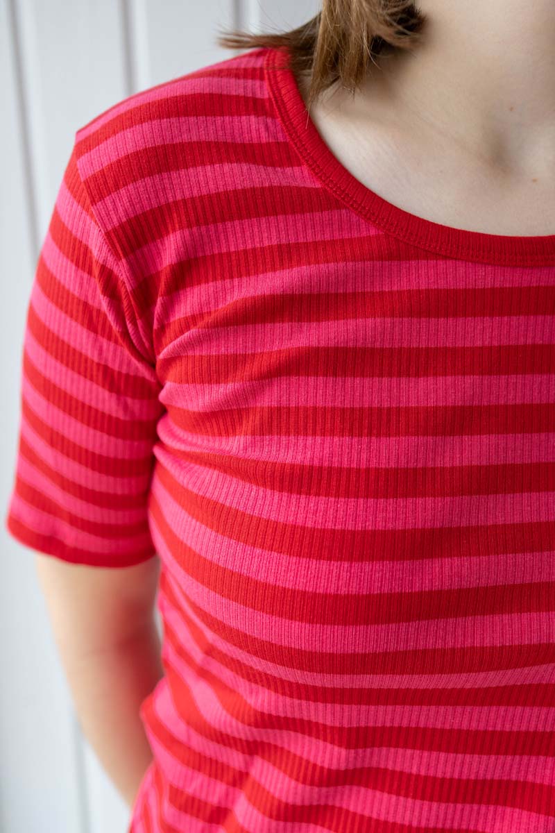 Lækker t-shirt med røde og pink striber til kvinder