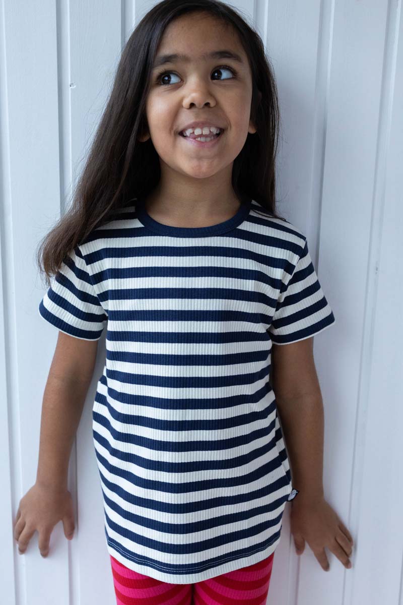 Skøn t-shirt med navyblå og hvide striber til børn