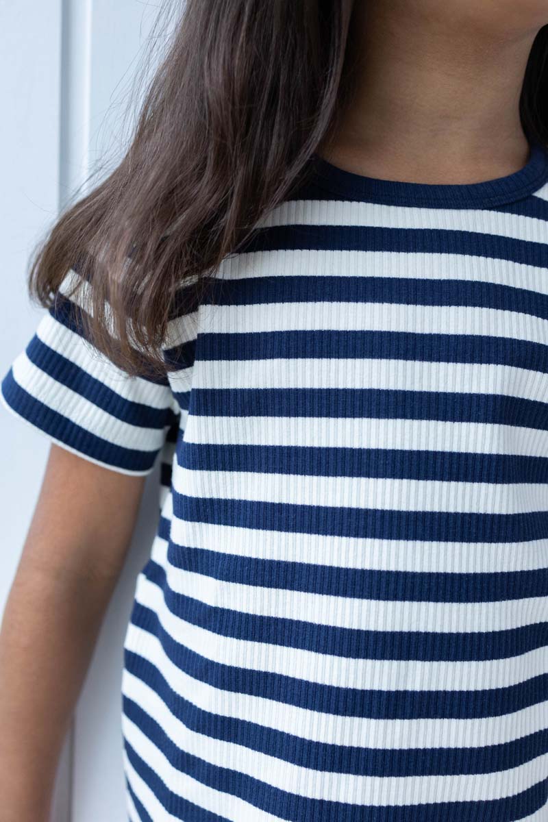 Skøn t-shirt med navyblå og hvide striber til børn