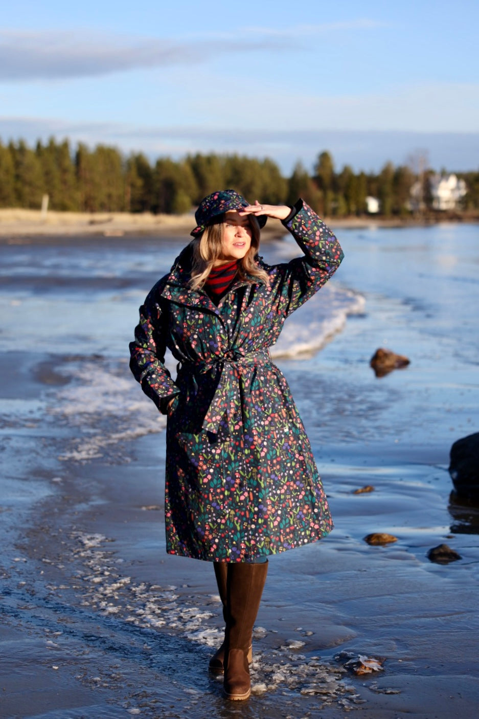 Vandtæt regnfrakke med blomstret mønster til kvinder