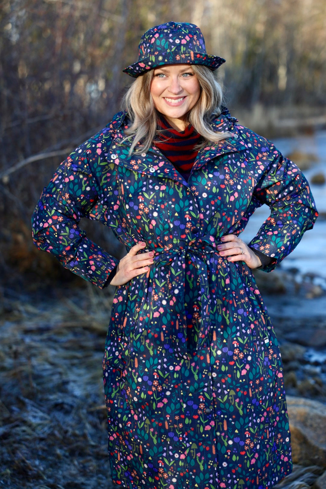 Vandtæt regnfrakke med blomstret mønster til kvinder