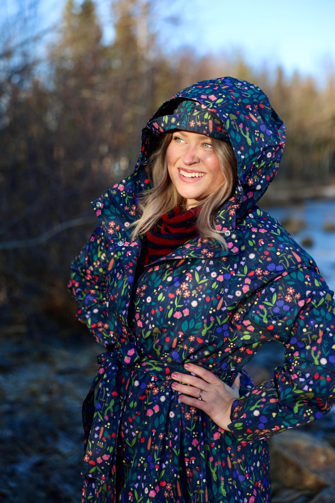 Vandtæt regnfrakke med blomstret mønster til kvinder