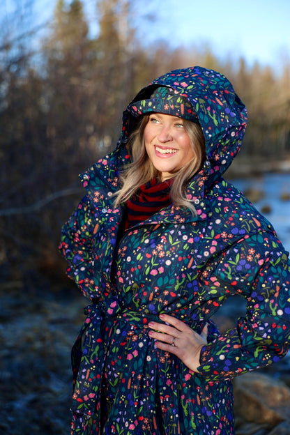 Vandtæt regnfrakke med blomstret mønster til kvinder