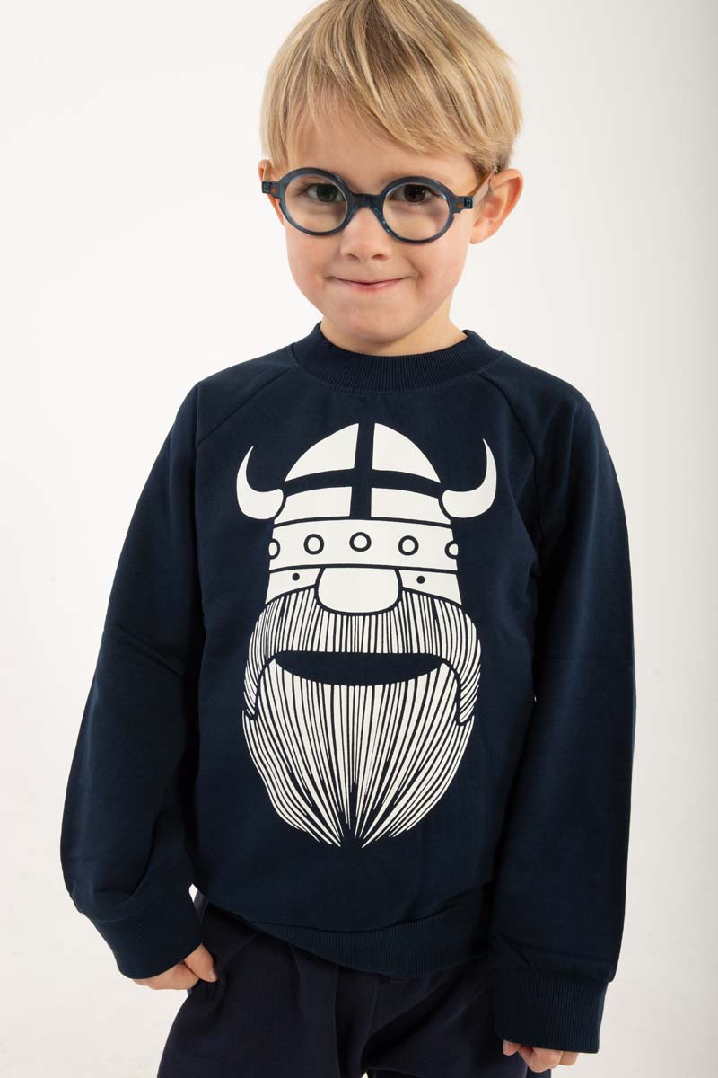 Sød navyblå sweatshirt til børn med print af vikingen Erik