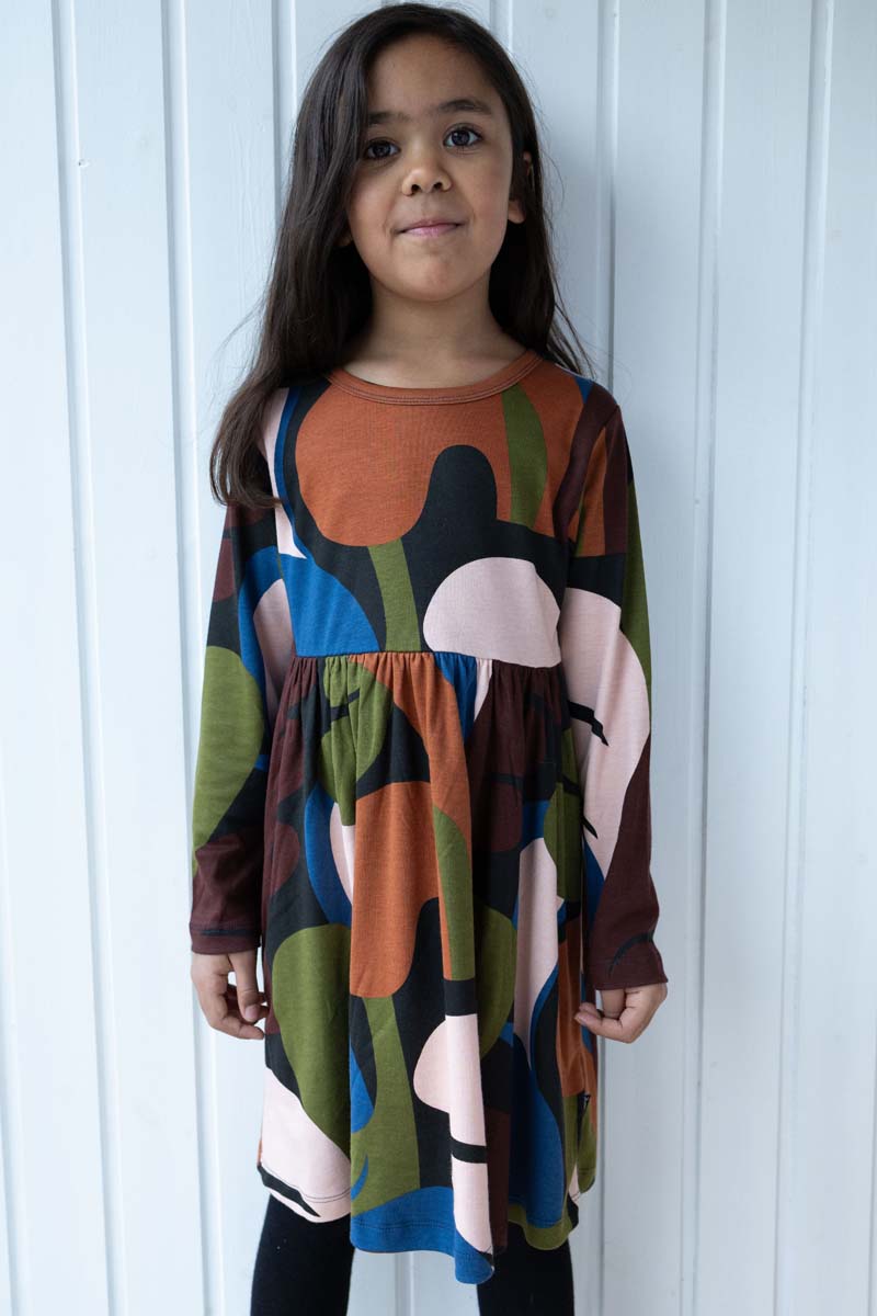 Flot børne kjole med farvet print