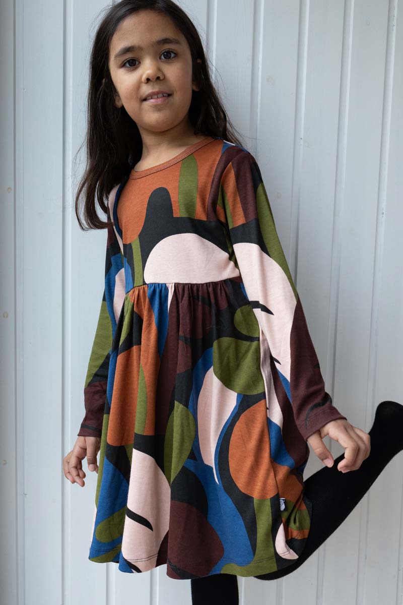 Flot børne kjole med farvet print