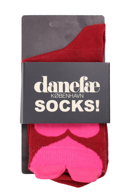 Søde sokker i smuk rød farve med store lyserøde hjerter til kvinder fra Danefæ