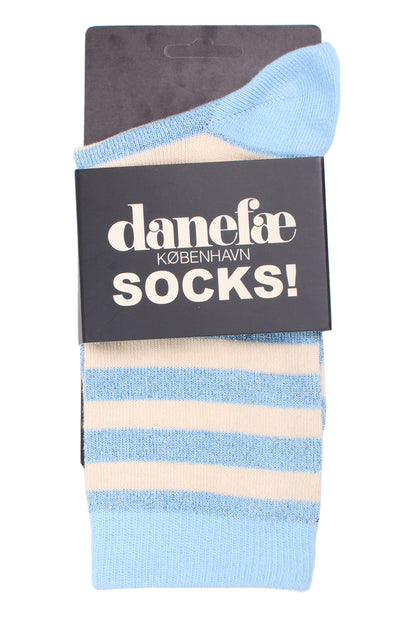 Stribede sokker med glittereffekt i lys himmelblå og knækket hvid til kvinder