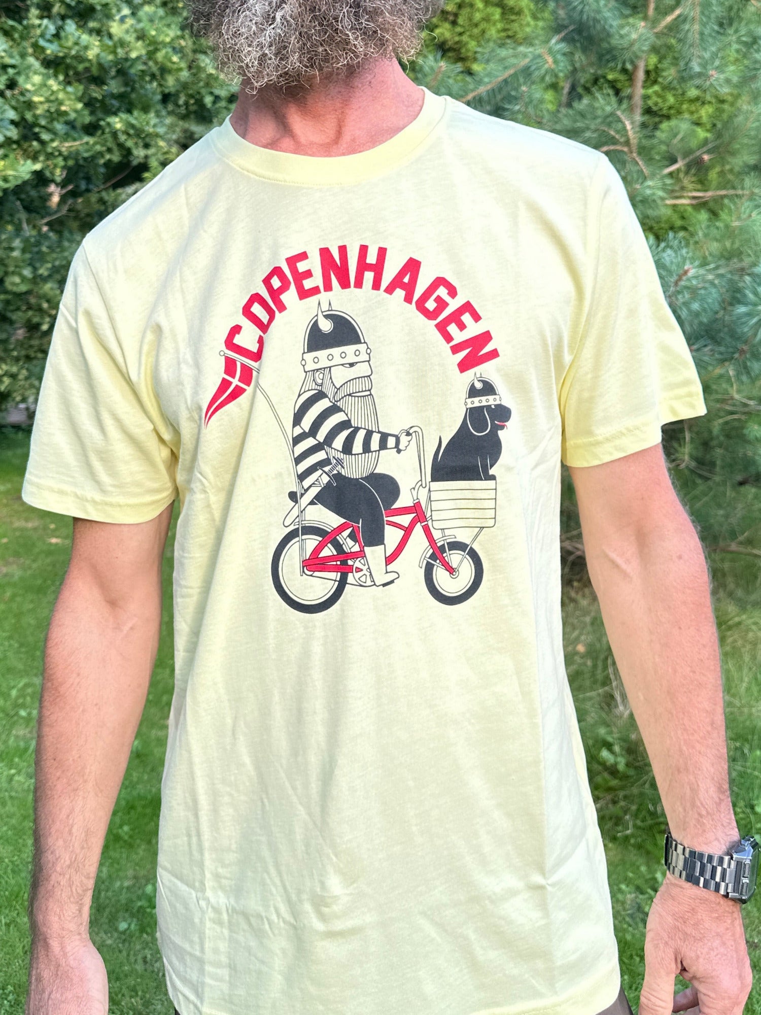 herre t-shirt med cyklende viking med hund