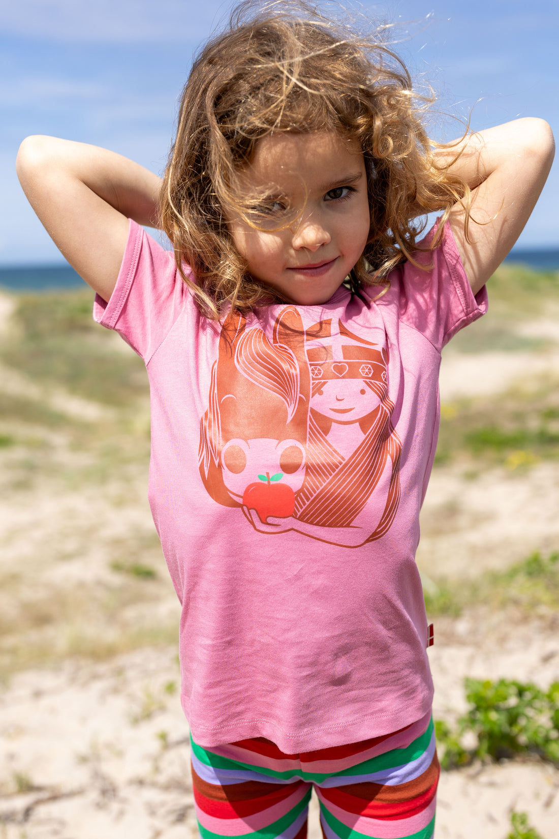Sød rosa t-shirt i bomuld til børn med print af viking og hest