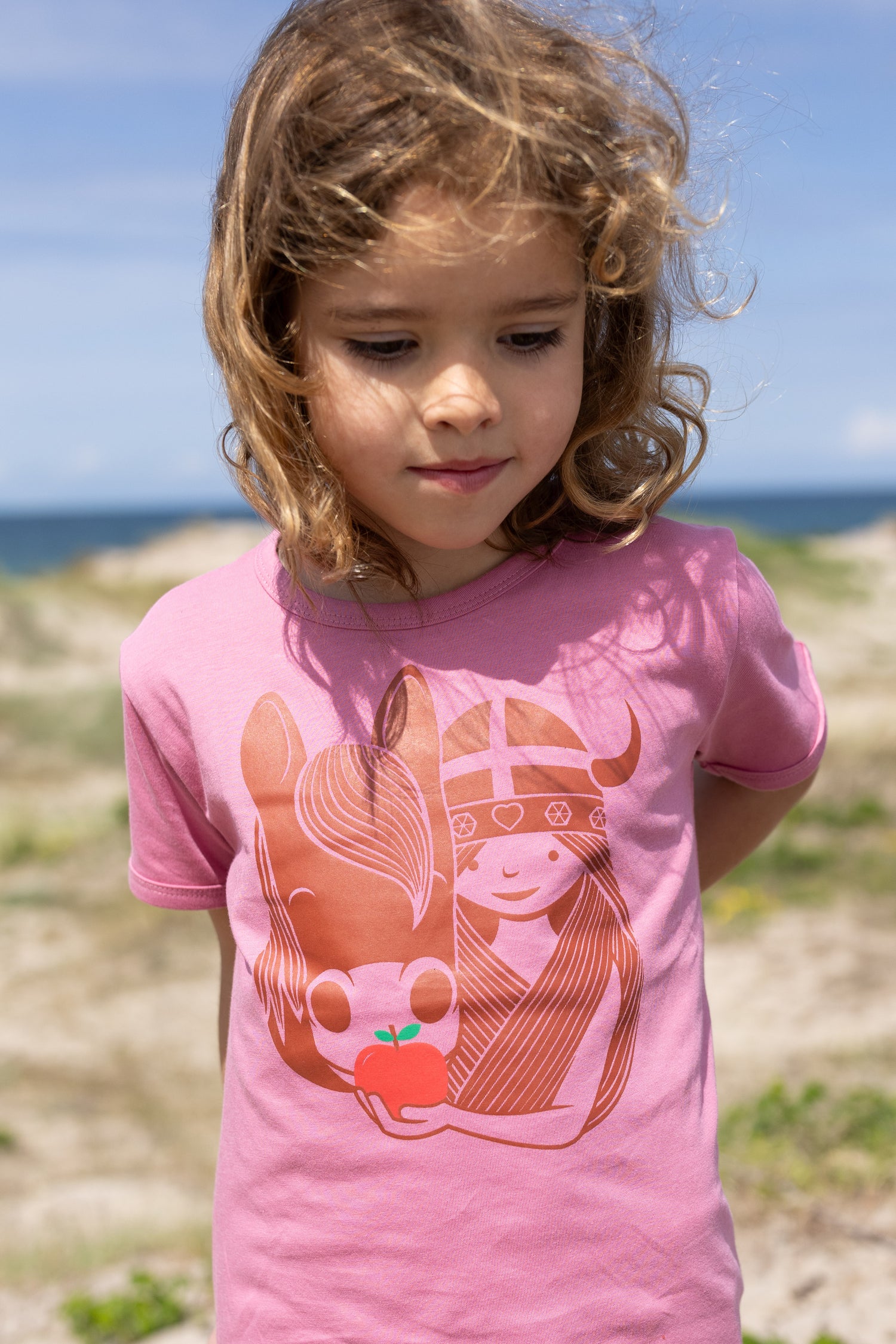 Sød rosa t-shirt i bomuld til børn med print af viking og hest